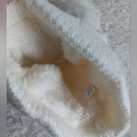 NEW Sanrio's PomPom Embroidered Hello Kitty Knit Beanie w/Fleece Lining - Picture 4 of 8